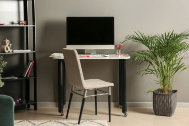 Tasarımcısı modern bilgisayar ile şık çalışma alanı