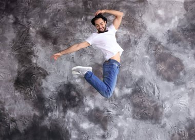 Erkek dansçı grunge duvara atlama