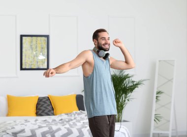 Evde dans eden yakışıklı genç adam.