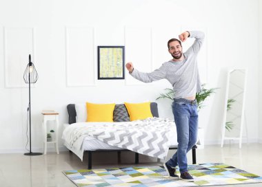 Evde dans eden yakışıklı genç adam.