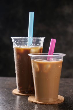 Lezzetli frappe kahve masada plastik bardak