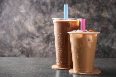 Lezzetli frappe kahve masada plastik bardak