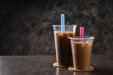 Lezzetli frappe kahve masada plastik bardak