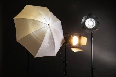 Koyu arka plan üzerinde profesyonel aydınlatma donanımları