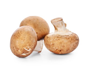 Beyaz arkaplanda çiğ mantarlar