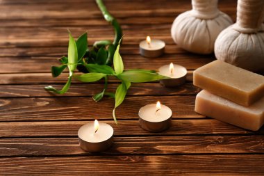 Mum ve sabun Barlar üzerinde ahşap masa yanma ile güzel spa kompozisyon