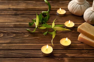 Mum ve sabun Barlar üzerinde ahşap masa yanma ile güzel spa kompozisyon
