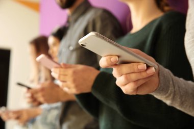 Cep telefonları kullanan gençlerin. Bağımlılık kavramı