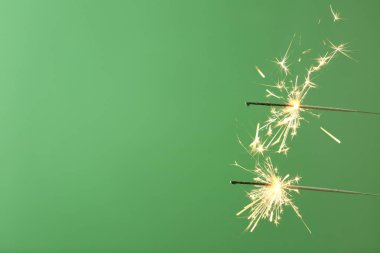 Neşeli Noel maytap renk arka plan üzerinde