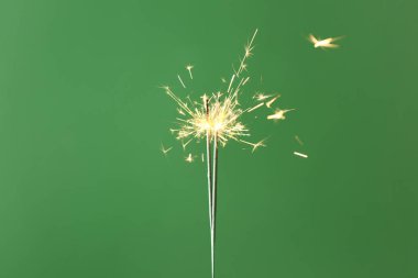 Neşeli Noel maytap renk arka plan üzerinde