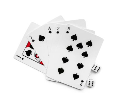 Dices kartlarla beyaz arka plan üzerinde poker oyunu için