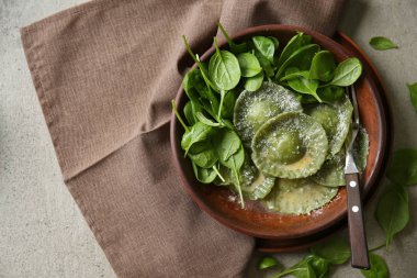 Plaka ile lezzetli Mantı masada, üstten görünüm