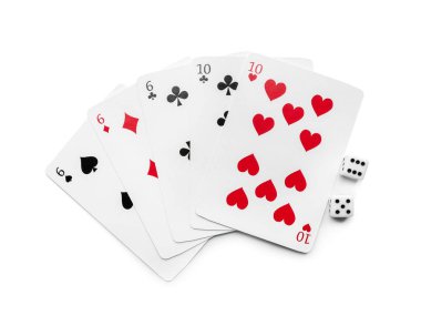 Dices kartlarla beyaz arka plan üzerinde poker oyunu için