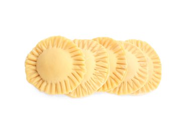 Beyaz arkaplanda çiğ ravioli