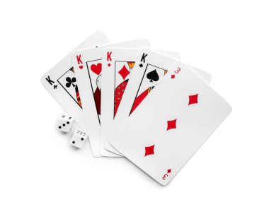 Dices kartlarla beyaz arka plan üzerinde poker oyunu için