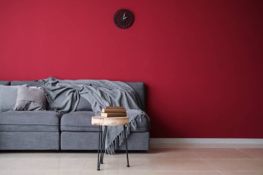 Şık iç mekanlara renk duvarının yakınında rahat büyük kanepe ile odası