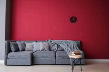 Şık iç mekanlara renk duvarının yakınında rahat büyük kanepe ile odası