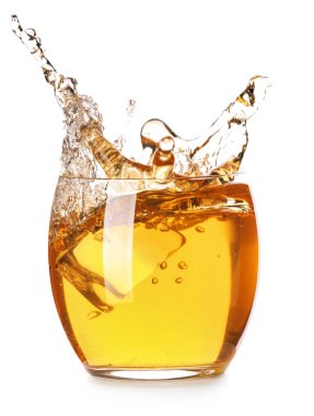 Beyaz arka plan üzerinde sıçraması ile soğuk viski cam