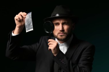 Dedektif işleme kanıt koyu arka plan üzerinde