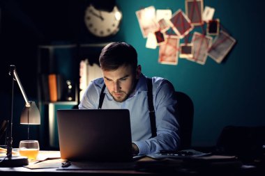 Dedektifler kanıtları inceliyor.