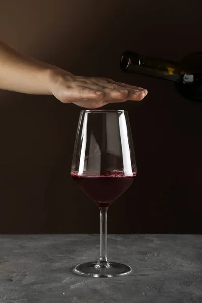 Una Donna Che Rifiuta Bere Vino Concetto Alcolismo — Foto Stock