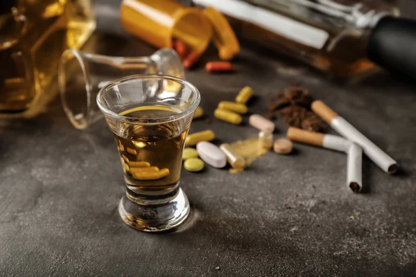Bicchiere Whisky Sfondo Grigio Concetto Alcolismo — Foto Stock
