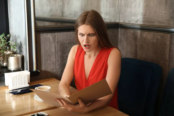 Choqué Jeune Femme Regardant Travers Menu Dans Restaurant — Photo