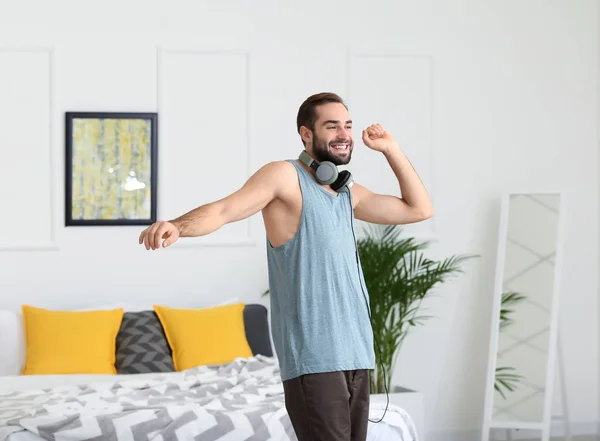 Jovem Bonito Dançando Casa — Fotografia de Stock