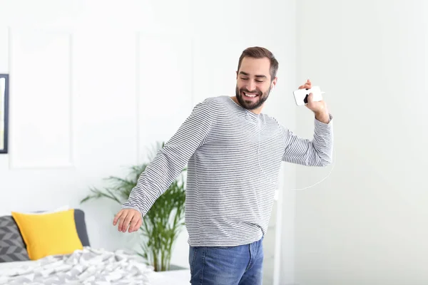 Jovem Bonito Dançando Casa — Fotografia de Stock