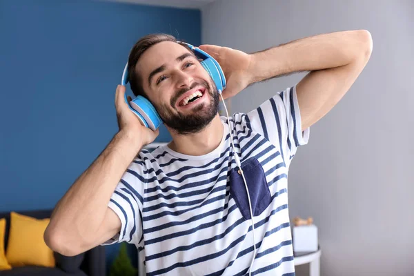 Knappe Jongeman Die Thuis Naar Muziek Luistert — Stockfoto