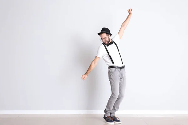 Guapo Joven Bailando Cerca Pared Blanca —  Fotos de Stock