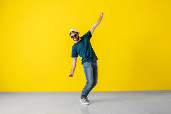 Guapo Joven Bailando Cerca Pared Color —  Fotos de Stock