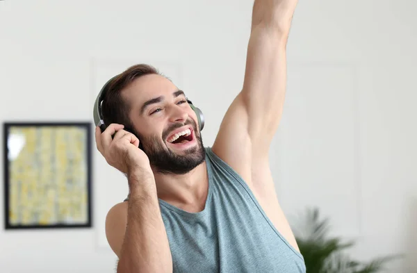 Guapo Joven Bailando Mientras Escucha Música Casa —  Fotos de Stock