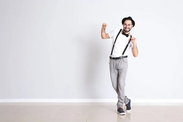 Knappe Jongeman Die Dansen Buurt Van Witte Muur — Stockfoto