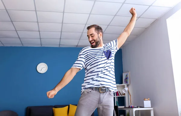 Joven Guapo Bailando Casa —  Fotos de Stock