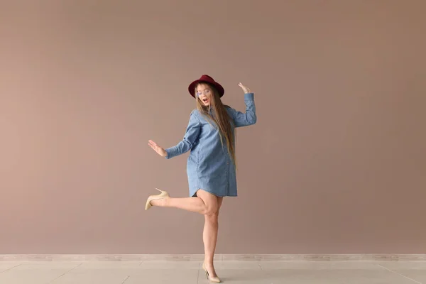 Mooie Jonge Vrouw Dansen Buurt Van Kleur Muur — Stockfoto