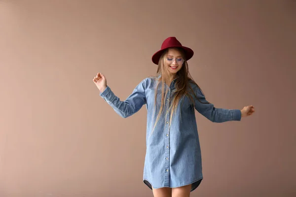 Mooie Jonge Vrouw Dansen Kleur Achtergrond — Stockfoto