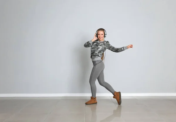 Young Female Dancer White Wall — Stock Photo, Image