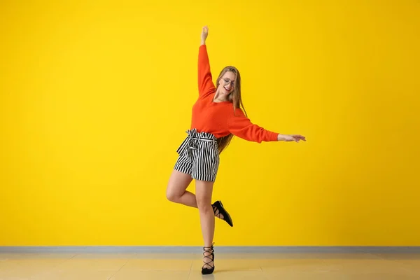 Renk Duvara Yakın Dans Güzel Genç Kadın — Stok fotoğraf