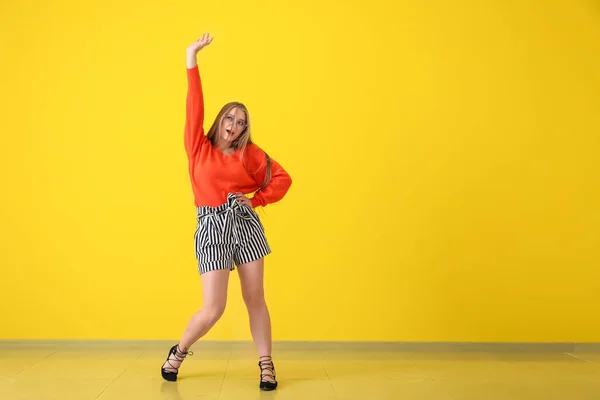 Mooie Jonge Vrouw Dansen Buurt Van Kleur Muur — Stockfoto