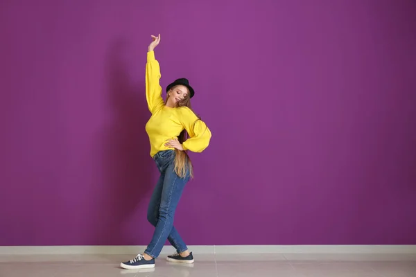 Mooie Jonge Vrouw Dansen Buurt Van Kleur Muur — Stockfoto