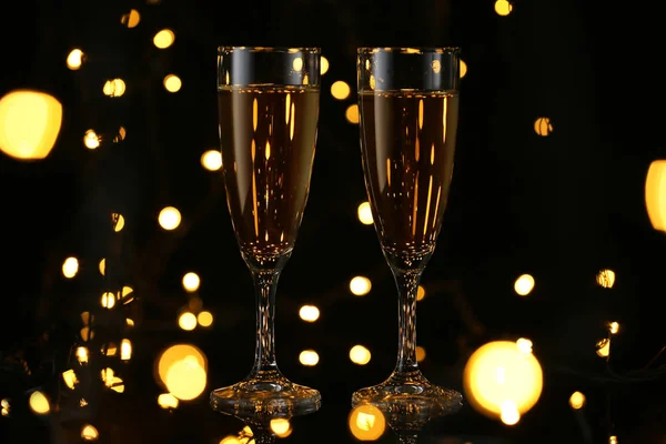 Bicchieri Champagne Gustoso Sfondo Scuro Contro Luci Sfocate — Foto Stock