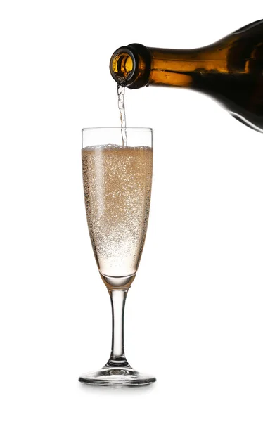 Verser Champagne Savoureux Dans Verre Sur Fond Blanc — Photo