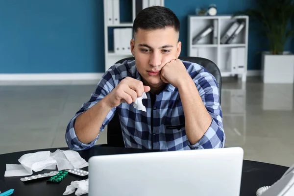 Jeune Homme Malade Grippe Bureau — Photo