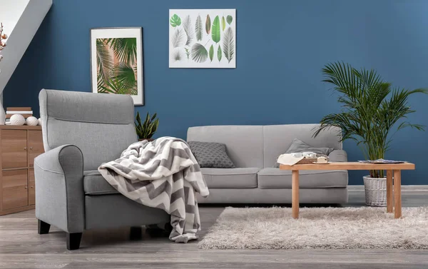 Stilvolles Interieur Des Zimmers Mit Bequemen Sessel — Stockfoto