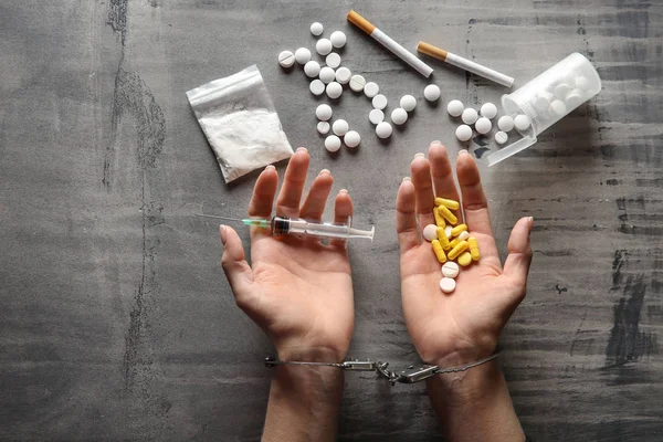 Kadın Bağımlısı Uyuşturucu Gri Arka Plan Üzerinde Şırınga Ile Kelepçeli — Stok fotoğraf