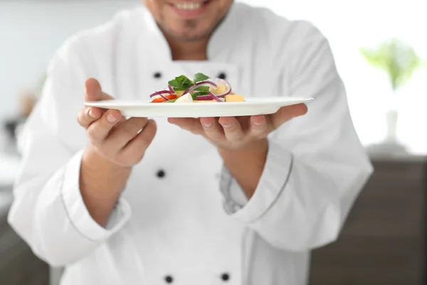 Männlicher Koch Mit Schmackhaftem Salat Der Küche Nahaufnahme — Stockfoto
