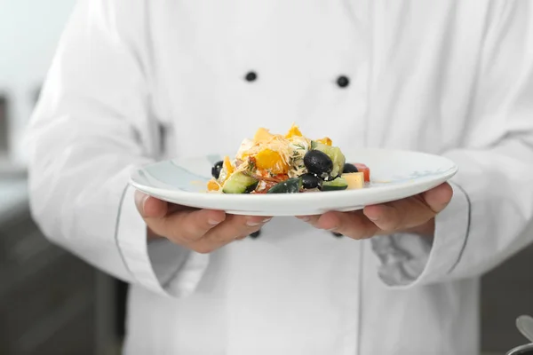 Chef Masculino Con Sabrosa Ensalada Cocina Primer Plano —  Fotos de Stock