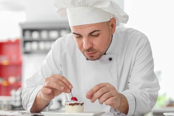 Male Chef Tasty Dessert Kitchen — Stock Photo, Image