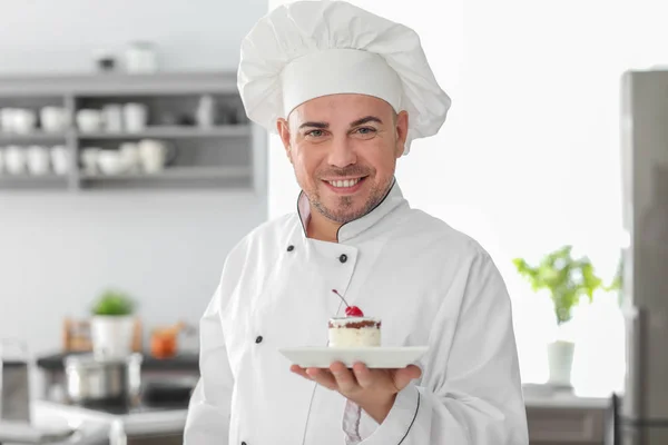 Chef Masculino Con Sabroso Postre Cocina — Foto de Stock